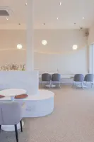 곡선 부스석이 매력적인 화이트톤 미니멀 카페